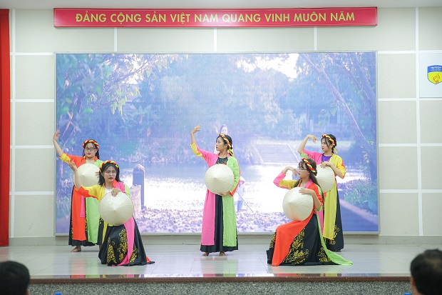 Nghệ sĩ Hữu Luân mang “hồn dân tộc” đến HUTECH thông qua nghệ thuật diễn xướng dân gian Việt Nam 48
