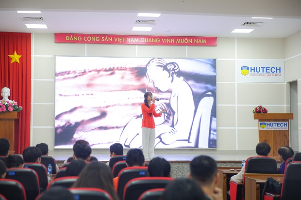 Nghệ sĩ Hữu Luân mang “hồn dân tộc” đến HUTECH thông qua nghệ thuật diễn xướng dân gian Việt Nam 57