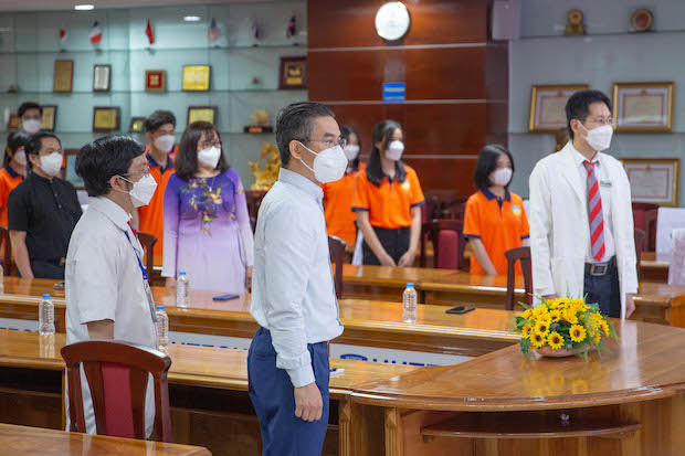 Sinh viên Khóa đầu tiên Khoa Điều dưỡng và Xét nghiệm khoác áo blouse trắng, khởi động chặng đường phấn đấu 32