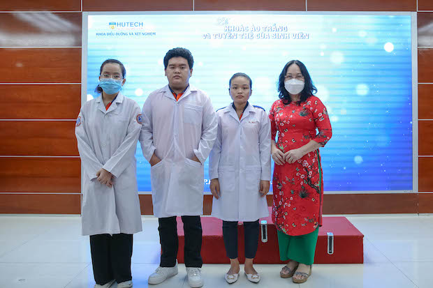 Sinh viên Khóa đầu tiên Khoa Điều dưỡng và Xét nghiệm khoác áo blouse trắng, khởi động chặng đường phấn đấu 86