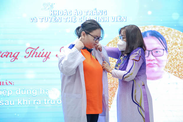 Sinh viên Khóa đầu tiên Khoa Điều dưỡng và Xét nghiệm khoác áo blouse trắng, khởi động chặng đường phấn đấu 76