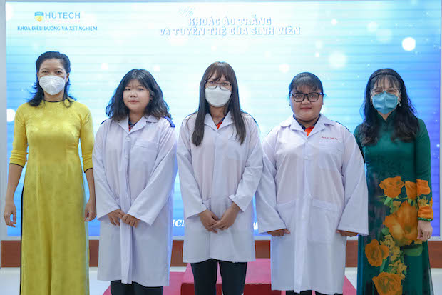 Sinh viên Khóa đầu tiên Khoa Điều dưỡng và Xét nghiệm khoác áo blouse trắng, khởi động chặng đường phấn đấu 84