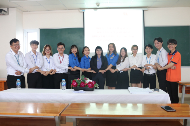 Tập thể Đoàn - Hội Khoa Tài chính - Thương mại vinh dự dẫn đầu phong trào sinh viên NH 2020-2021 112