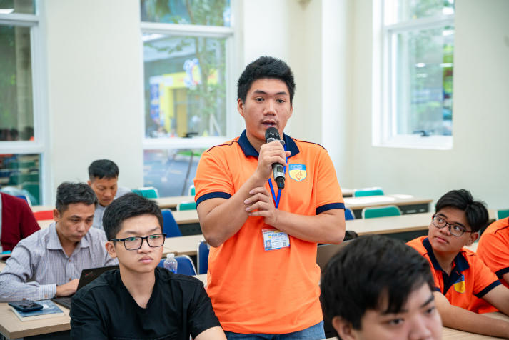 Sinh viên sôi nổi thảo luận về chương trình “Thiết kế chip số”, trao đổi nhiều ý kiến xoay quanh ngành