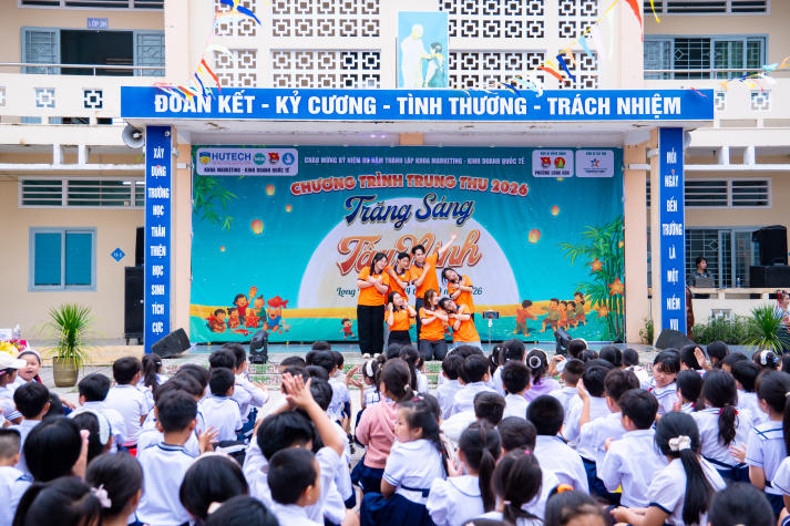 Sinh viên Marketing - Kinh doanh quốc tế viết nên mùa trăng sẻ chia tại Tây Ninh 59
