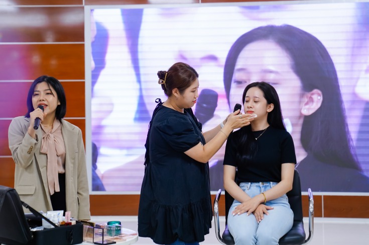  Chị Han Song Yi chia sẻ về phong cách làm đẹp gắn liền với tiềm thức về thẩm mỹ của người Hàn Quốc như chăm sóc, làm sạch da và trang điểm HUTECH 2