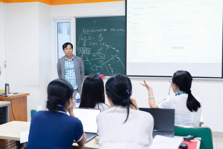 Giải mã khoảng trống nghiên cứu, nâng cao tư duy học thuật cùng giảng viên Khoa Marketing - Kinh doanh quốc tế 44