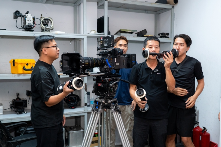 Sinh viên Công nghệ điện ảnh, truyền hình tìm hiểu quy trình sản xuất phim tại HKFilm Studio 24