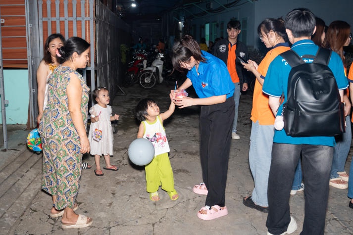 Nhiều phần quà Trung thu ý nghĩa được sinh viên Khoa Tiếng Anh đem đến cho các em thiếu nhi quận Bình Thạnh 57