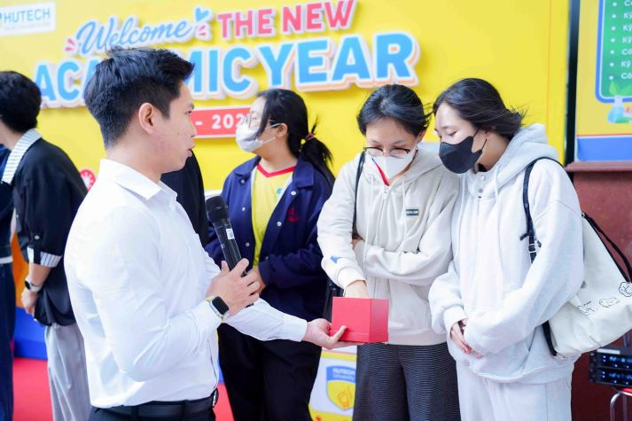 [Video] HUTECH-ers “bật mood” năm học mới cùng chuỗi văn nghệ sân trường 88