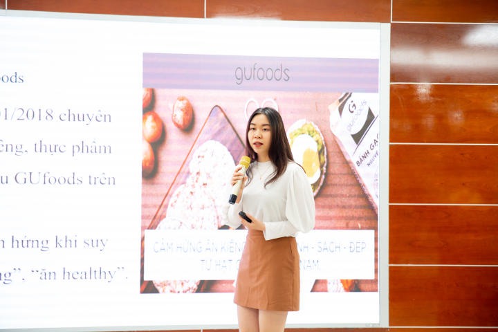 Các đội thi trình bày về sản phẩm của mình HUTECH 4