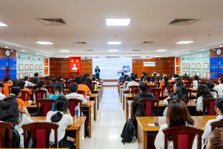 Ban cán sự lớp Khoa Khoa học Xã hội và Quan hệ Công chúng học hỏi nhiều kỹ năng hữu ích qua buổi tập huấn 19