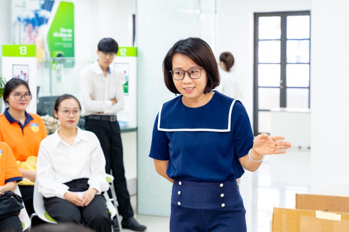 Sinh viên Khoa Tài chính - Thương mại HUTECH tham quan Vietcombank