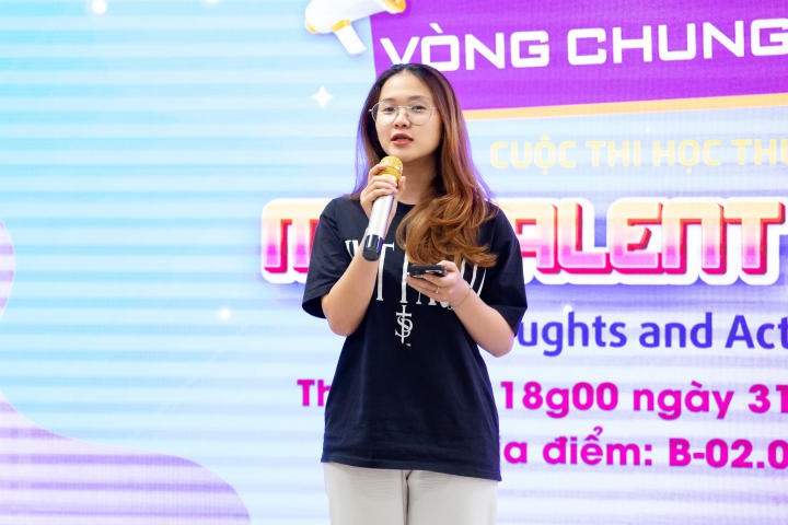 Các đội thi trình bày về sản phẩm của mình HUTECH 1