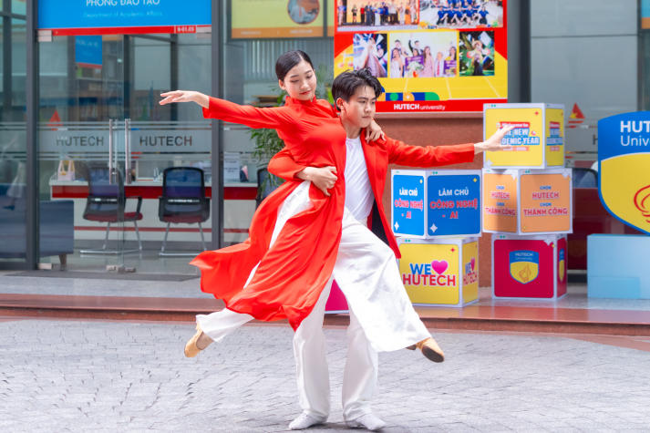 Văn nghệ sân trường chào đón năm học mới 2025-2026 tại HUTECH 45