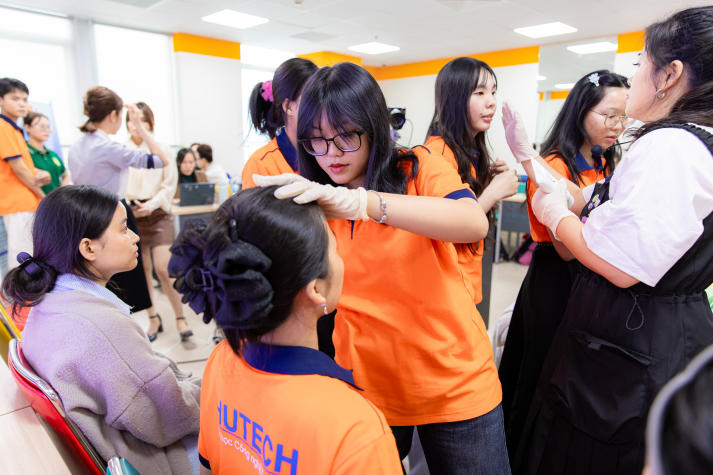 [Video] Sinh viên Viện Khoa học Ứng dụng khám phá bí mật chuẩn K-Beauty cùng chuyên gia Hàn Quốc 213