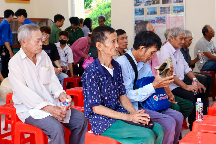 Tuổi trẻ Khoa Khoa học Xã hội và Quan hệ Công chúng tổ chức khám bệnh miễn phí cho hơn 200 người dân tại TP. Phan Thiết 21