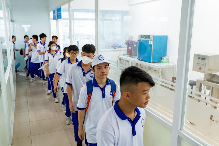 Học sinh THCS-THPT Văn Hóa Việt hào hứng tham quan HUTECH 36