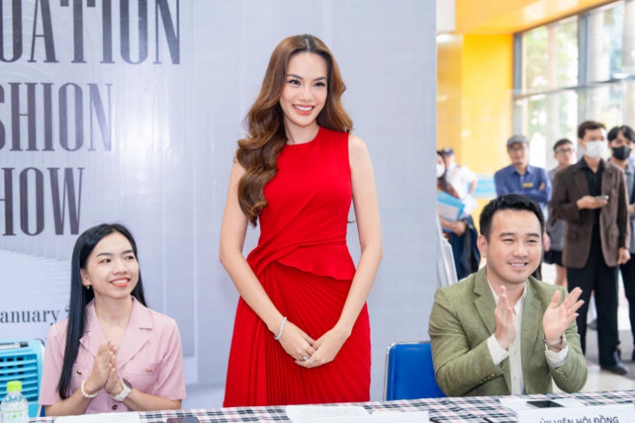 [Video] Đem bọ cánh cứng và người vô gia cư vào đồ án tốt nghiệp, 02 sinh viên ngành Thiết kế thời trang HUTECH “cán đích” thủ khoa và á khoa 25