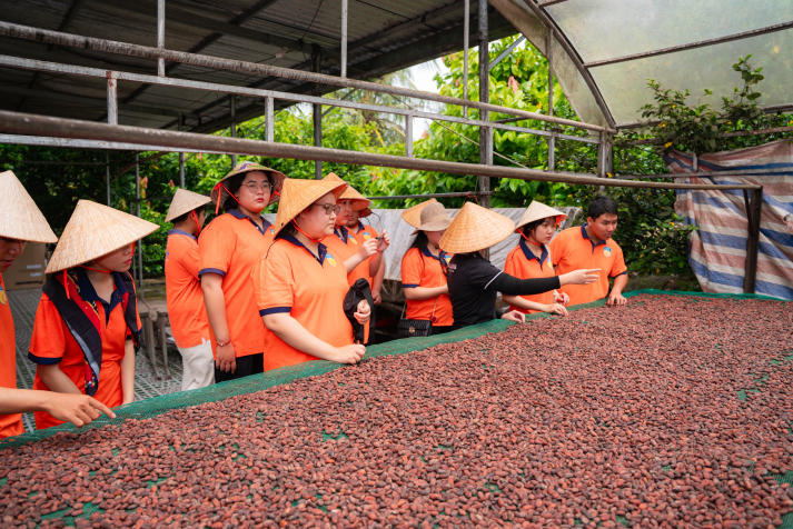 Sinh viên Công nghệ thực phẩm học từ trải nghiệm, hiểu sâu quy trình sản xuất socola Việt 40