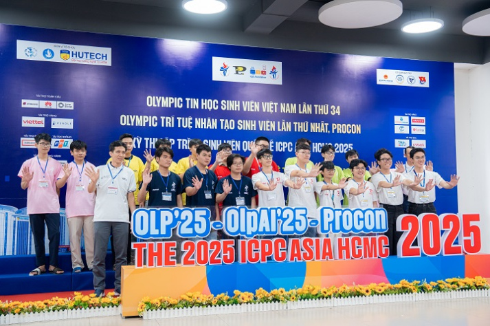 [Ảnh] Gần 1000 thí sinh bước vào chuỗi thử thách công nghệ tại OLP’25, OlpAI’25, Procon’25 và ICPC Asia HCMC 2025 17