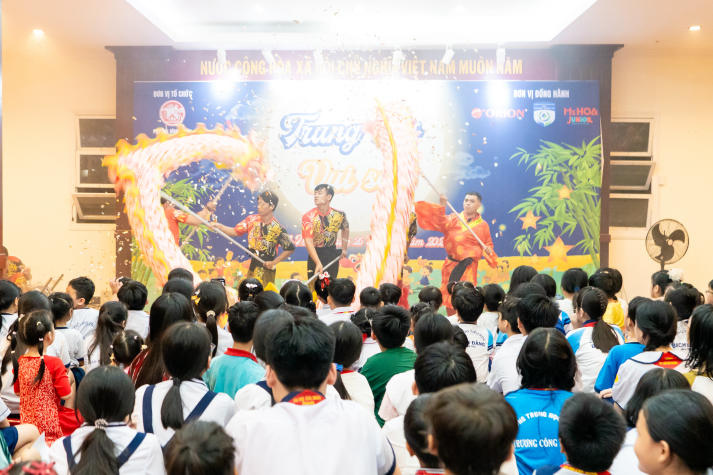 Thắp sáng đêm trăng yêu thương: Sinh viên Khoa Điều dưỡng - Kỹ thuật y học mang Trung thu đến với trẻ em Bình Thạnh 41