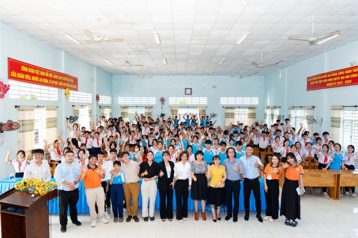 Sinh viên ngành Tâm lý học HUTECH về Cần Thơ trò chuyện cùng teen Trường THCS Thới Long 105