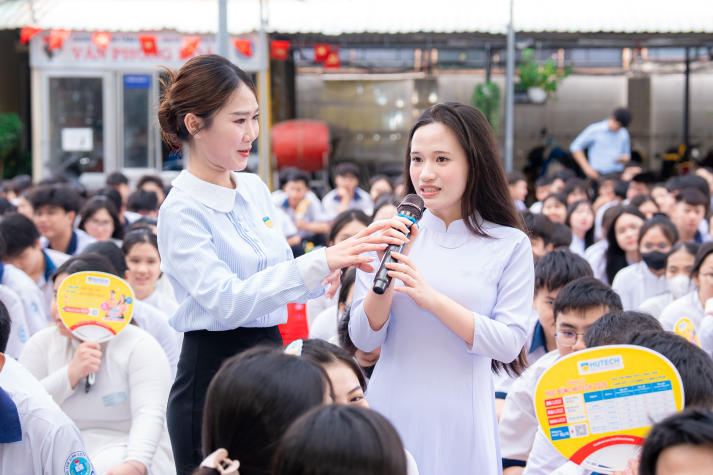 [Video] Từ học bổng HUTECH, học sinh TT. GDNN - GDTX Thủ Đức thêm động lực theo đuổi giấc mơ đại học 86