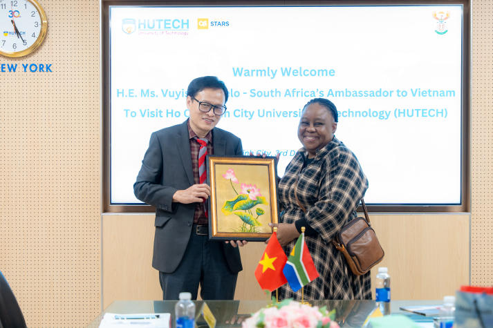 Đại sứ Nam Phi thăm HUTECH, hướng đến mở rộng hợp tác đào tạo và trao đổi sinh viên 44