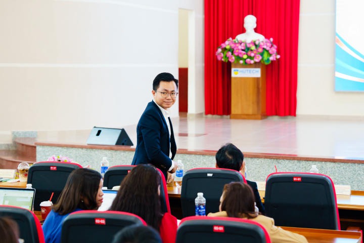 Khoa Quản trị kinh doanh tuyên dương hơn 600 sinh viên tiêu biểu HKI năm học 2022 - 2023 29