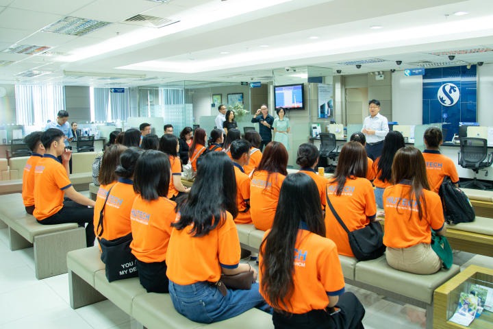 Sinh viên Khoa Tài chính Thương mại tham quan thực tế tại Ngân hàng Shinhan 56