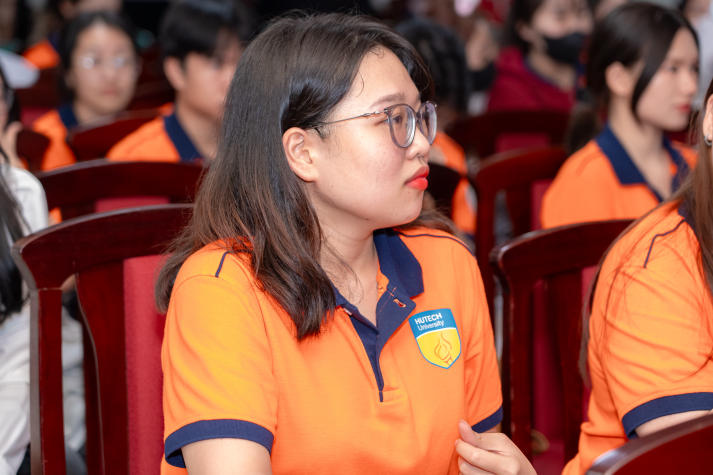 Khi “Mưa đỏ” chạm đến trái tim của sinh viên HUTECH 50