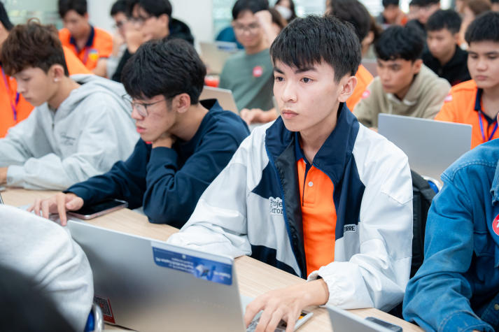 Sinh viên Khoa Công nghệ thông tin khám phá ứng dụng AI trên laptop ASUS thế hệ mới 40