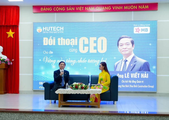 “Sếp lớn” đến tận trường truyền bí kíp nghề nghiệp: đặc quyền của sinh viên HUTECH 55
