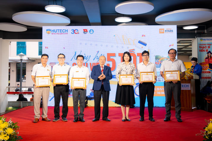Ngày hội Sinh viên 5 tốt HUTECH năm học 2024 - 2025: Chạm vào hành trình “5 tốt” với không gian triển lãm rèn luyện toàn diện 30