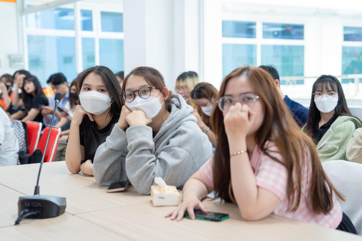 Sinh viên Khoa Hàn Quốc học thích thú “Đối mặt với AI - Tương lai của nghề biên phiên dịch” 85