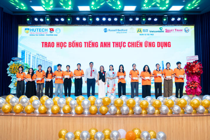 [Video] Tân sinh viên Khoa Tài chính - Thương mại khởi động hành trình đại học với tinh thần “Sáng tạo - Kết nối - Vươn xa” 68