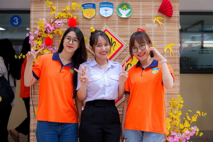 Sinh viên HUTECH hào hứng khám phá phiên chợ “Xuân sắc màu” của Khoa Dược 9