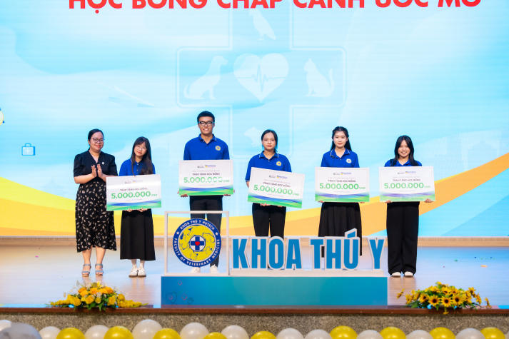 Gần 200 triệu đồng học bổng được trao, tiếp lửa hành trình tri thức cho tân sinh viên Khoa Thú y 38