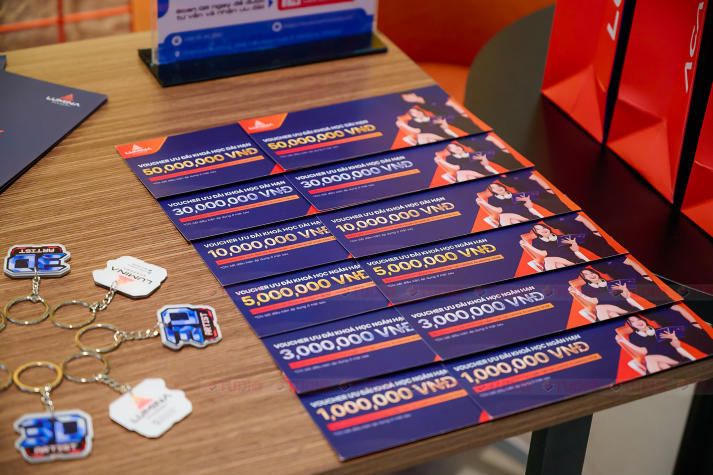 Sinh viên ngành Nghệ thuật số được đánh giá bài tập trực tiếp bởi chuyên gia của Lumina 63