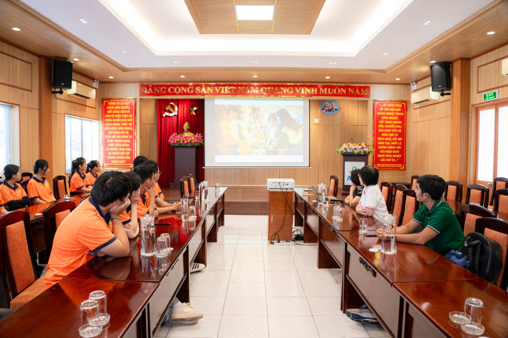 Sinh viên Viện Khoa học Ứng dụng tiếp cận công nghệ IoT trong nuôi trồng nấm và rau sạch 13