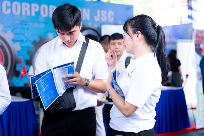 [Video] Sinh viên “khoe” hơn 200 đồ án tốt nghiệp ấn tượng trước doanh nghiệp tại HUTECH TECHSHOW 2024 114