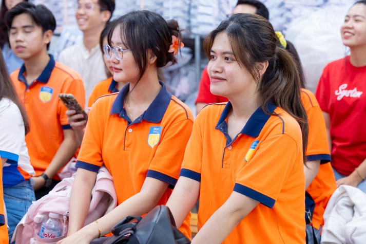 Sinh viên ngành Thương mại điện tử tìm hiểu thị trường thực tiễn tại Công ty AKUBA 56