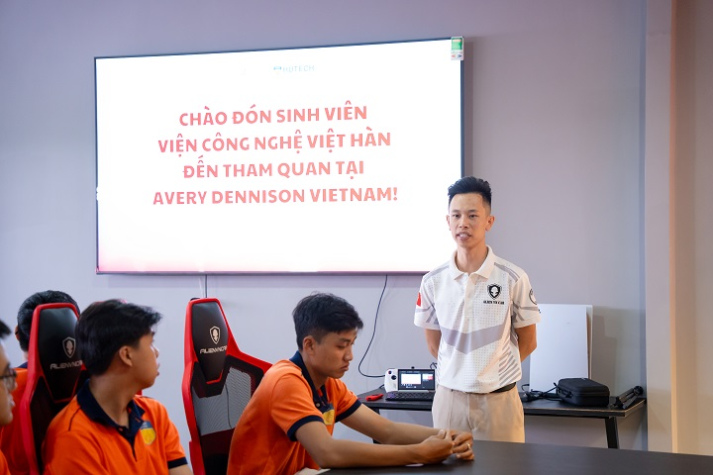 Sinh viên VKIT “chạm tay” công nghệ chăm sóc xe tại Avery Dennison Graphics Vietnam 22