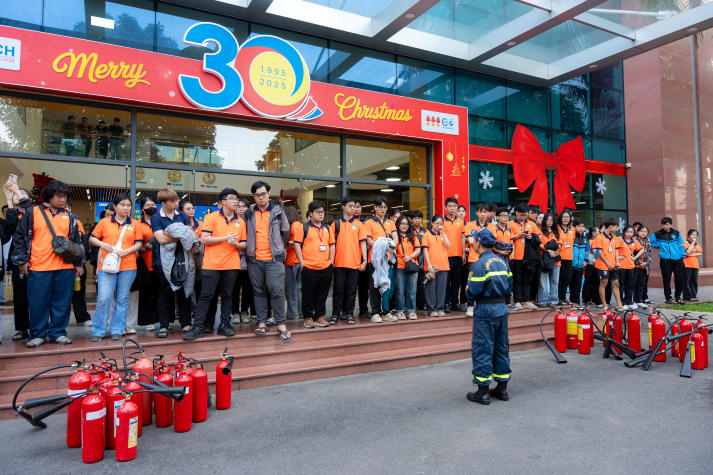 Trang bị kỹ năng ứng phó với hỏa hoạn: HUTECH tổ chức diễn tập PCCC & CNCH tại Thu Duc Campus 8