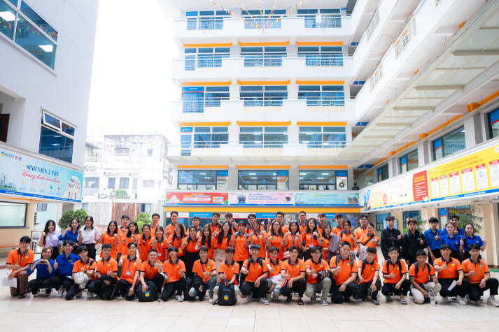 Tân sinh viên VKIT ngược dòng lịch sử, khám phá di sản tại Bến Nhà Rồng 8