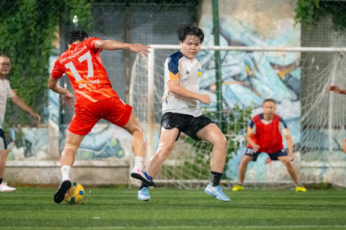 [Hội thao CB-GV-NV 2026] Hai chiến thắng sít sao tiếp tục “đốt nóng” đường đua bóng đá 103