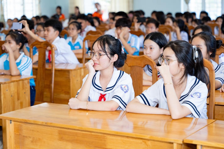Sinh viên ngành Tâm lý học HUTECH về Cần Thơ trò chuyện cùng teen Trường THCS Thới Long 91