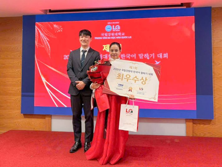 Khi ước mơ được cất tiếng: Sinh viên Khoa Hàn Quốc học đạt giải Nhất và Nhì Cuộc thi Nói tiếng Hàn 20