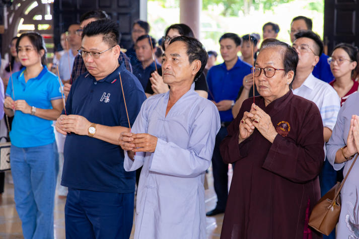 Doanh nhân, cựu sinh viên HUTECH trao yêu thương đến 55 em nhỏ tại Mái ấm An Lạc 94